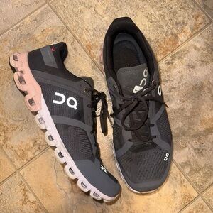 On Cloud shoe size W9 black and gray